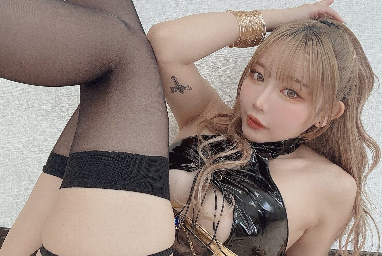 りなしぃが「スラリとした美脚」のぞく“ランジェリーショット”をXで公開