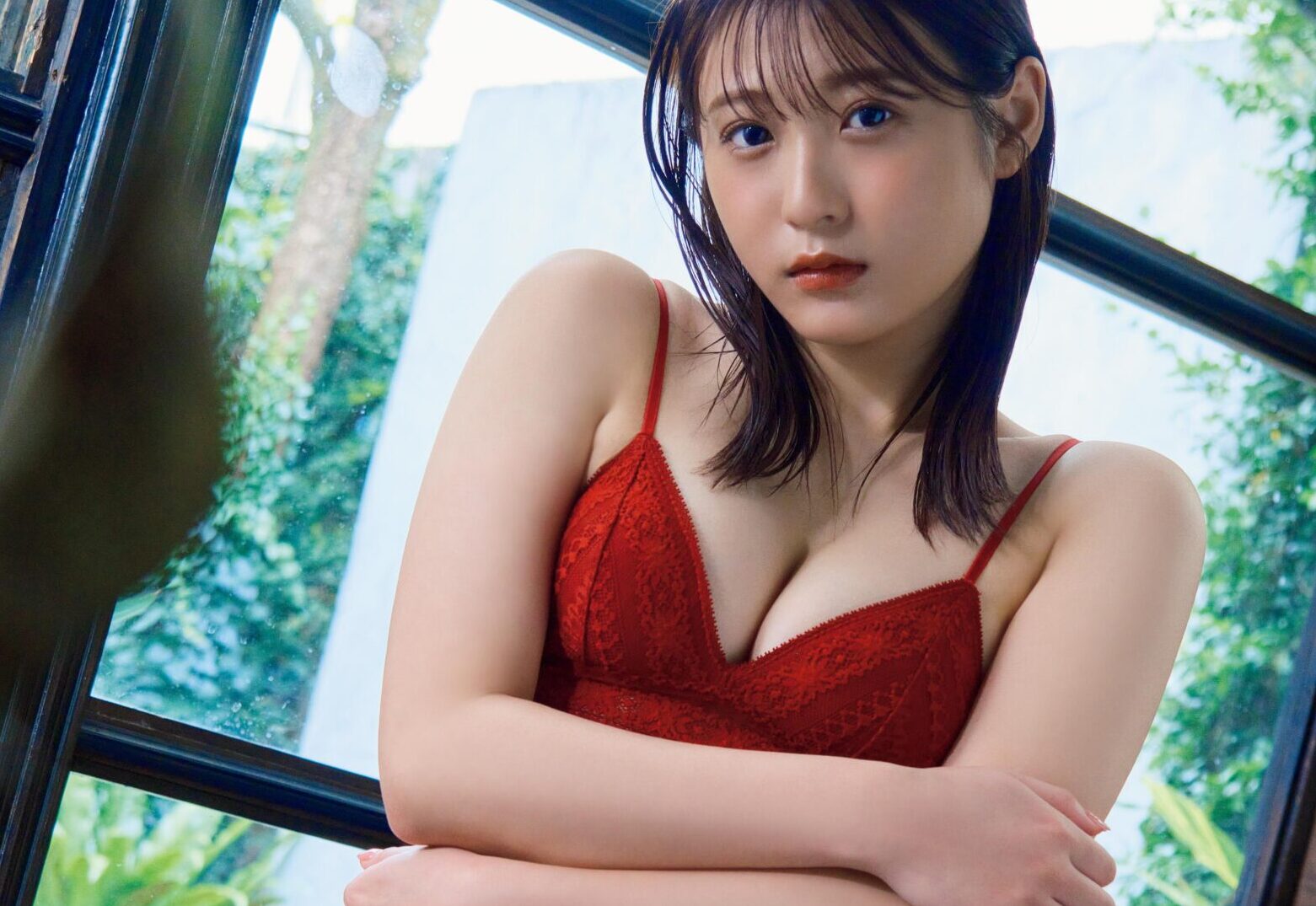 「胸の谷間ちらり」のランジェリー姿を大胆に披露!宮﨑想乃が雑誌のWeb版のグラビアページに登場