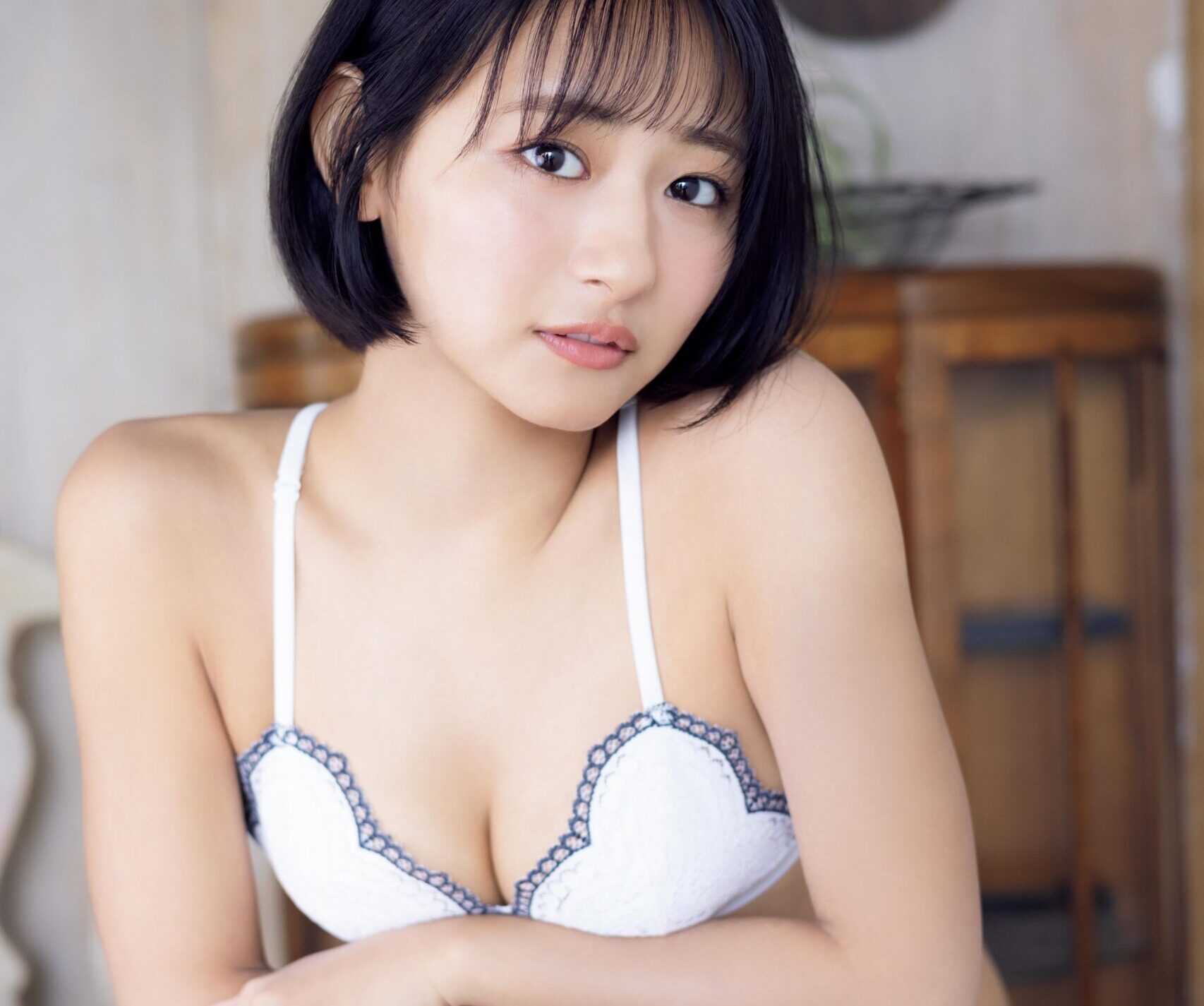 「胸の谷間」を強調した大胆なカットも！すみぽん（高倉菫）が雑誌のWeb版のグラビアページに登場