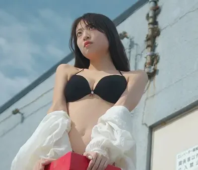 「黒い水着姿」でセクシーポーズを連発!「ミスFLASH2023」グランプリの井上晴菜の動画がYouTubeで配信中