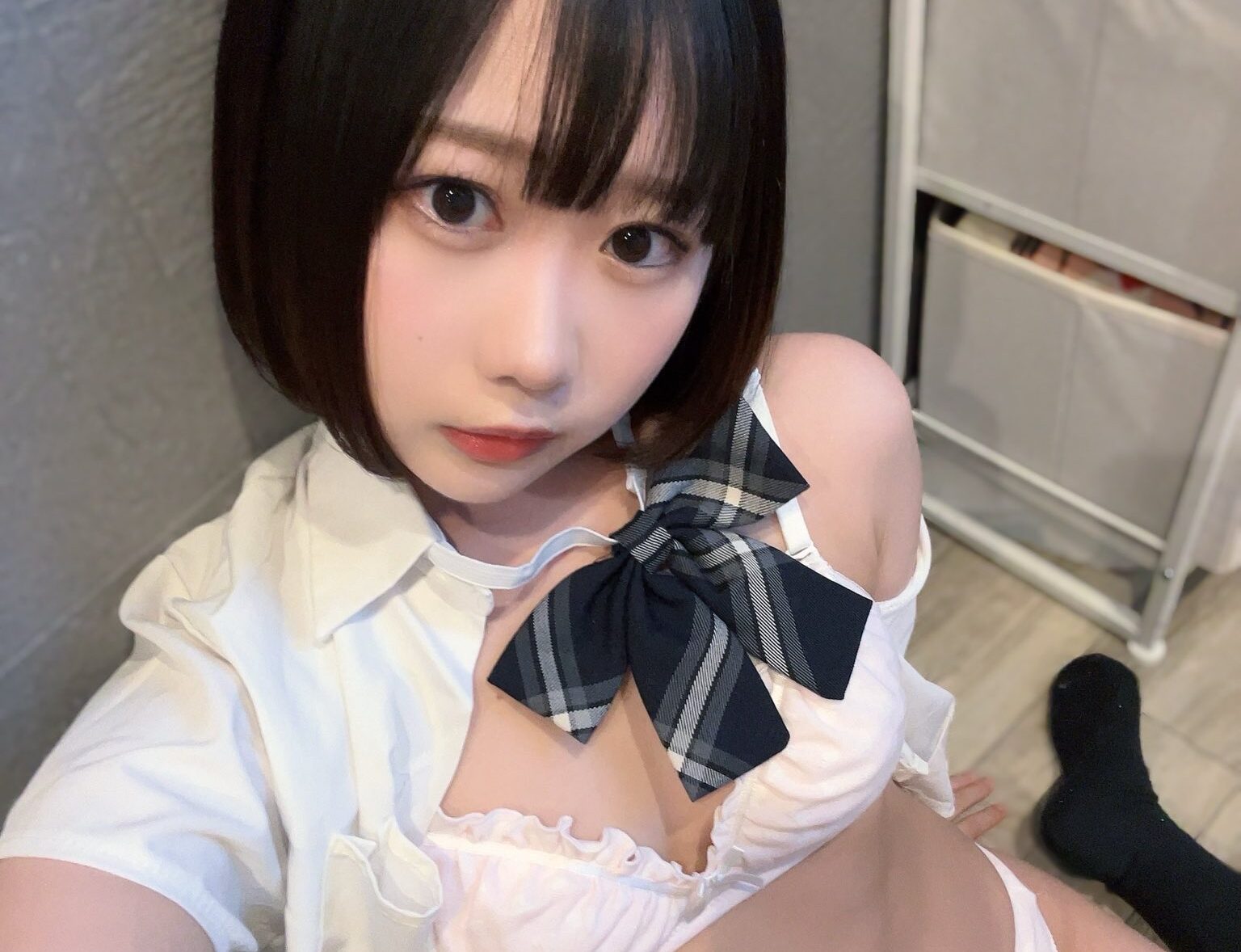 みゆゆが「脱ぎかけの制服」から“ランジェリー姿”あらわに