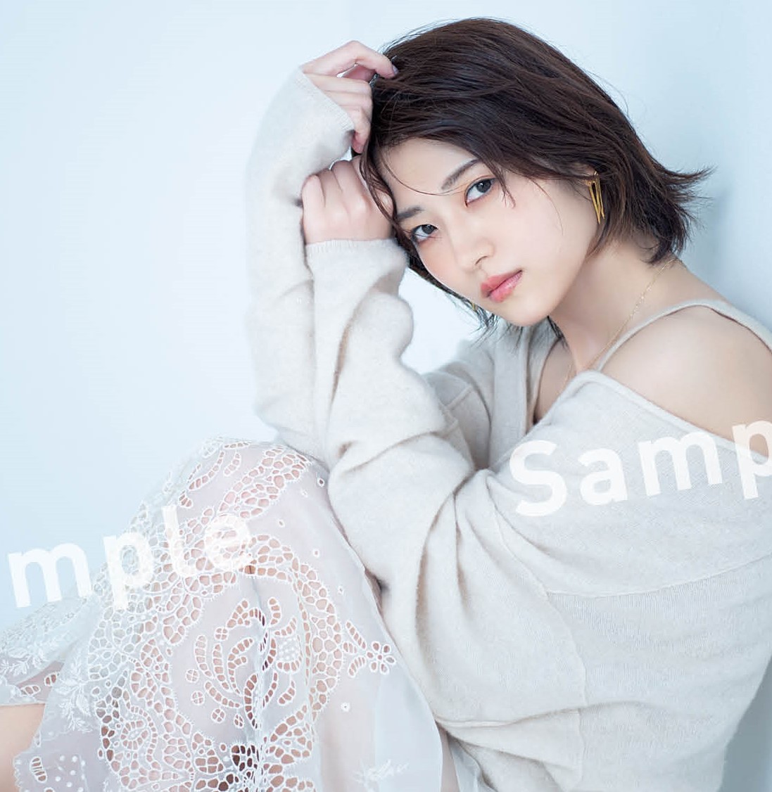 プライベート感ある「色っぽいメガネ姿」も！若月佑美の1stフォトエッセイ「特典ポストカード」のデザインが明らかに