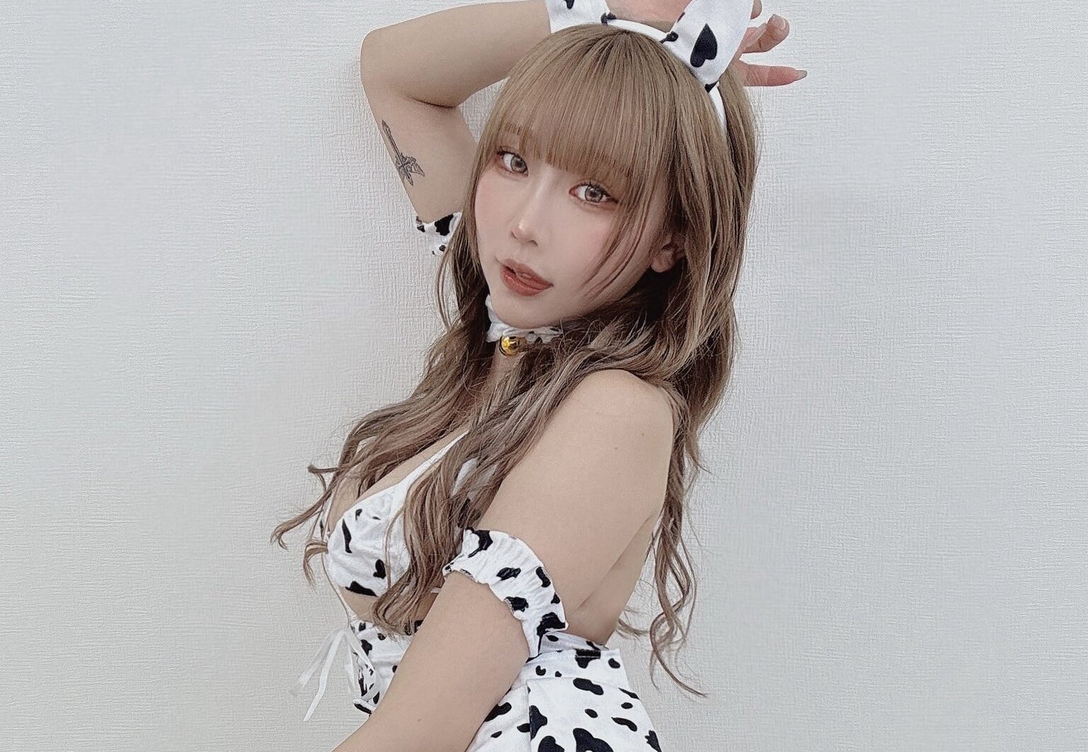 「牛になったギャル」りなしぃが“太もも全開”のミニスカ衣装姿をXで公開