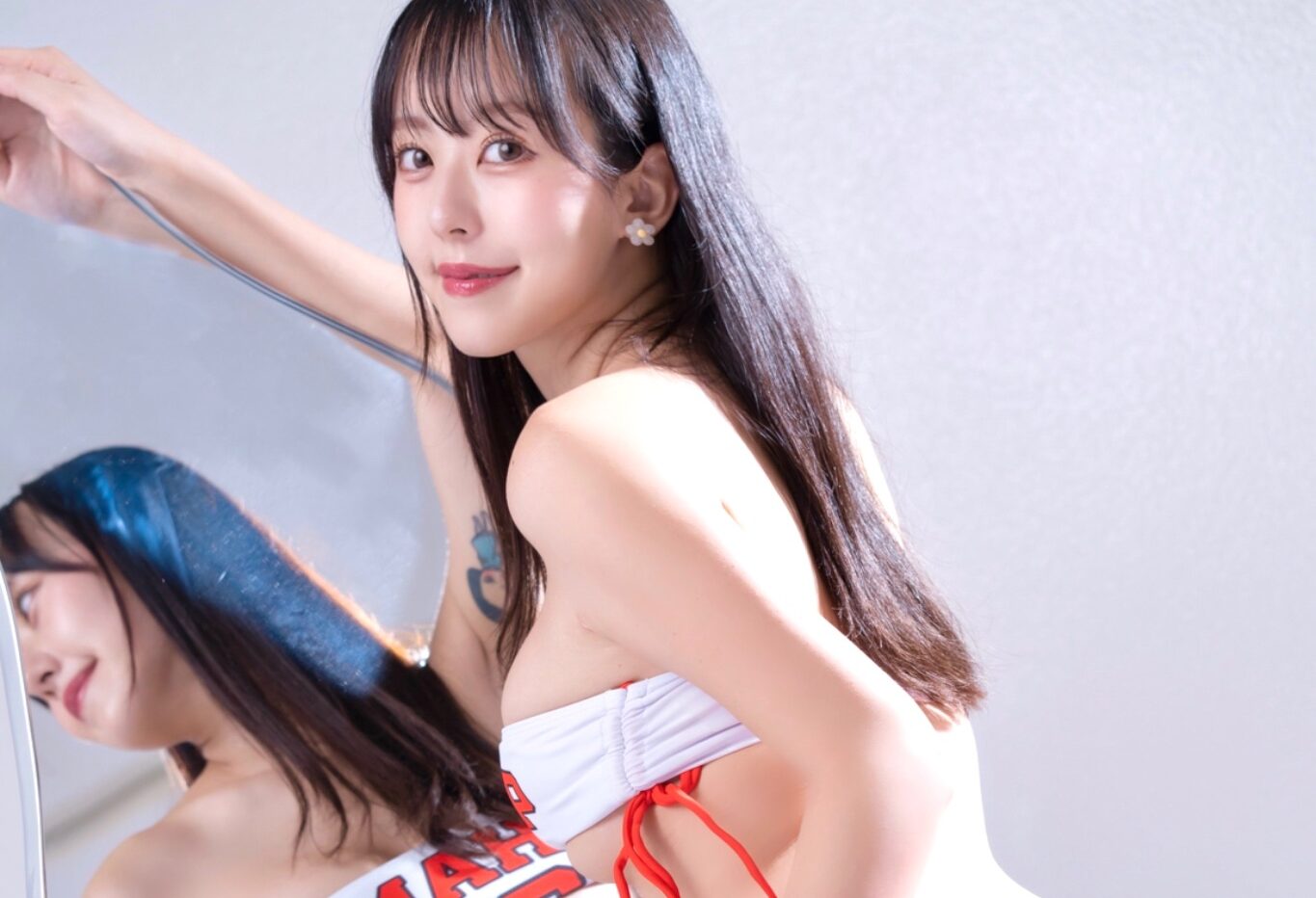 音羽美奈（みなぽち）が「下乳」のぞくチア風衣装をXで公開