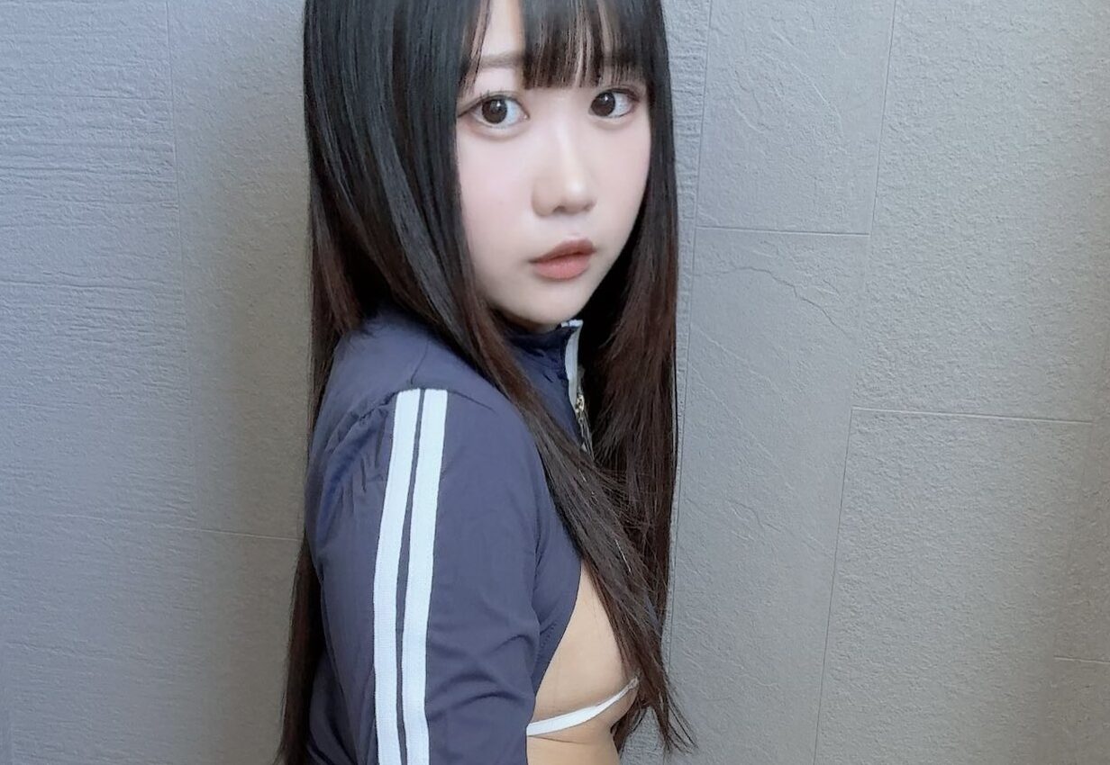 「足裏フェチ」に直撃！みゆゆが“セクシーな衣装姿”で美脚あらわに