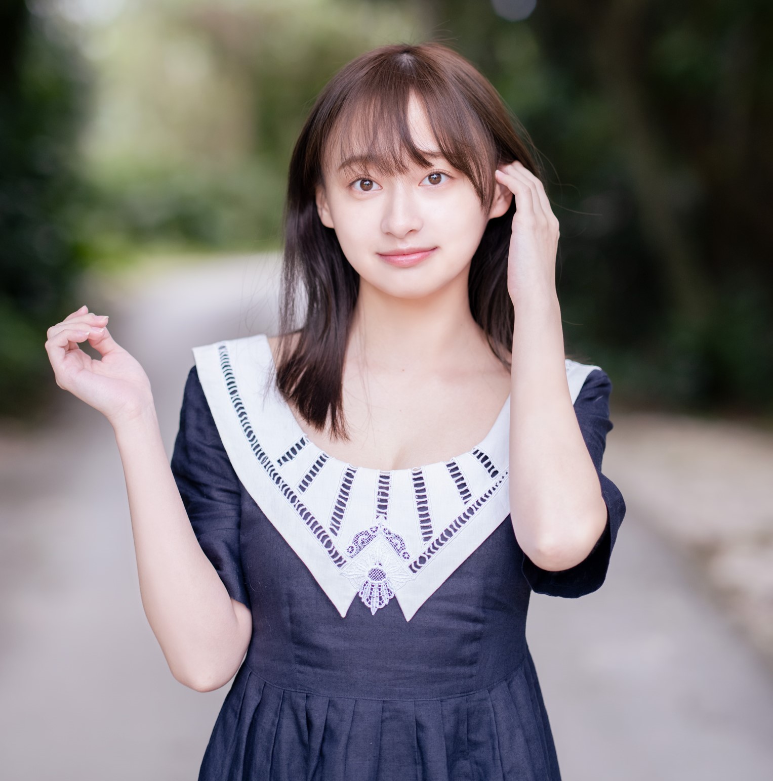 紺のワンピで微笑む姿が透明感あふれる！日向坂46・影山優佳の1st写真集からキュートな先行カットが公開