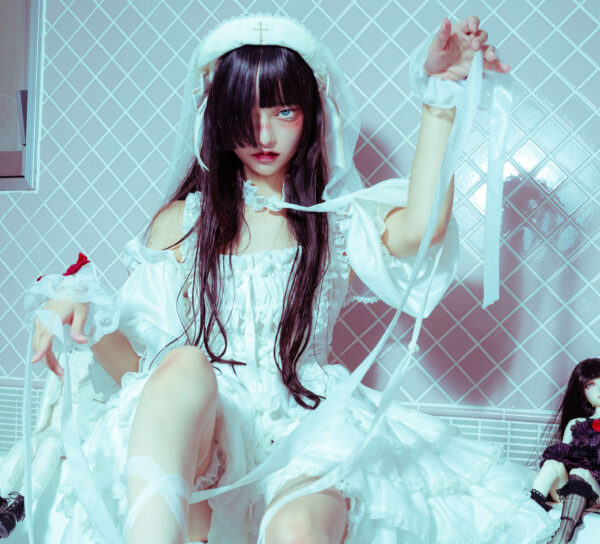 「令和のバズ女王」高嶺ヒナ、1st写真集の発売イベントでついに"降臨"!現像の方法も収録した特典ブックがついてくる