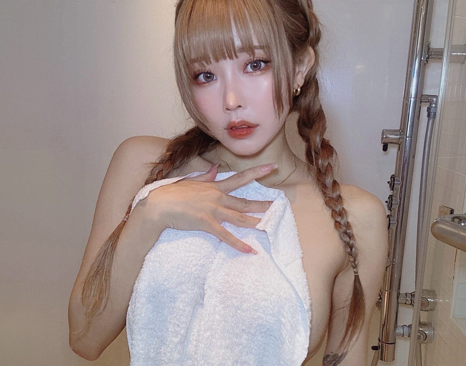 りなしぃが「タオル1枚」のギリギリショットをXで公開