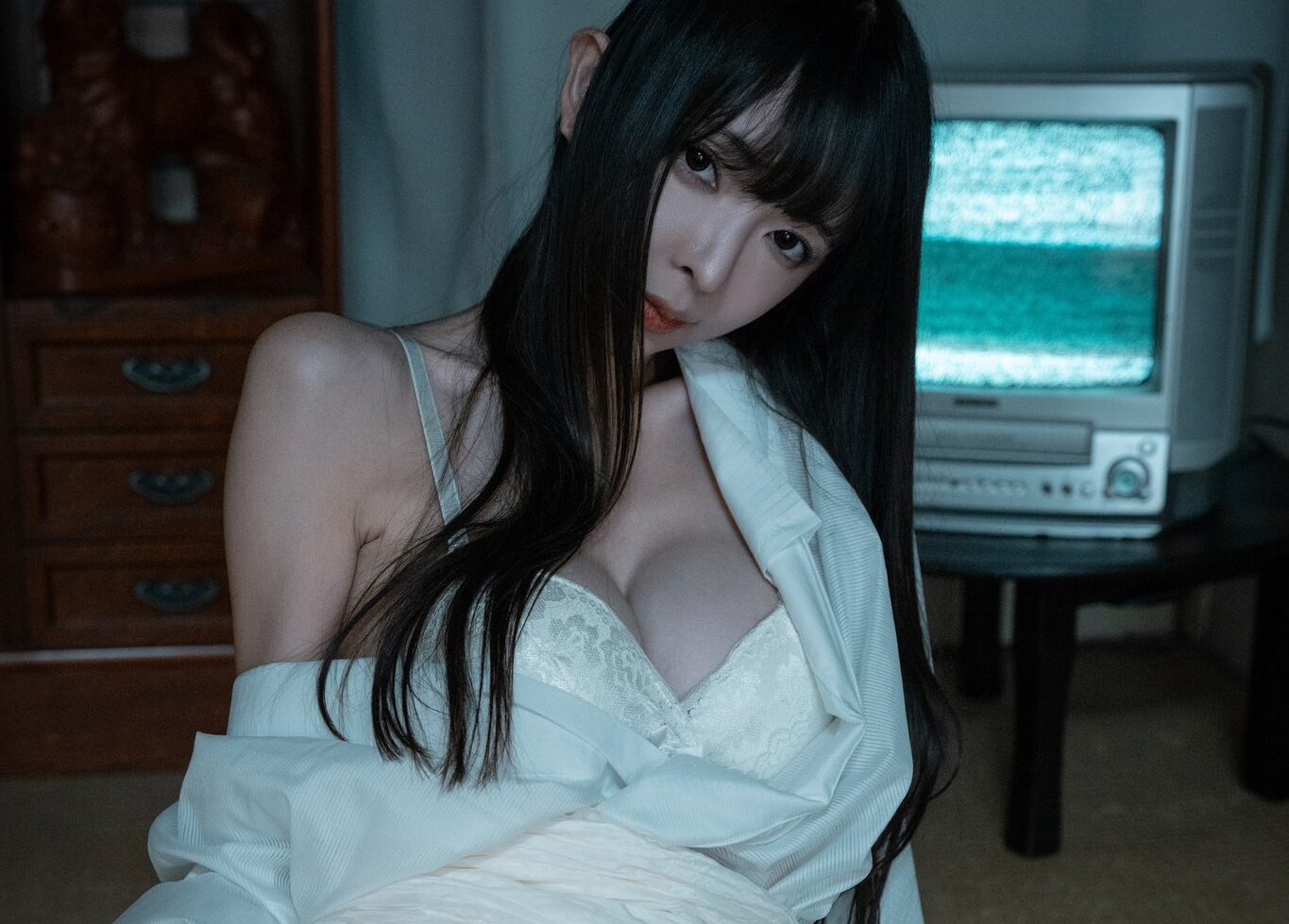 えっちな幽霊、現る！東堂ともが“胸の谷間”と“太もも”をあらわにした大胆なショットをXで公開