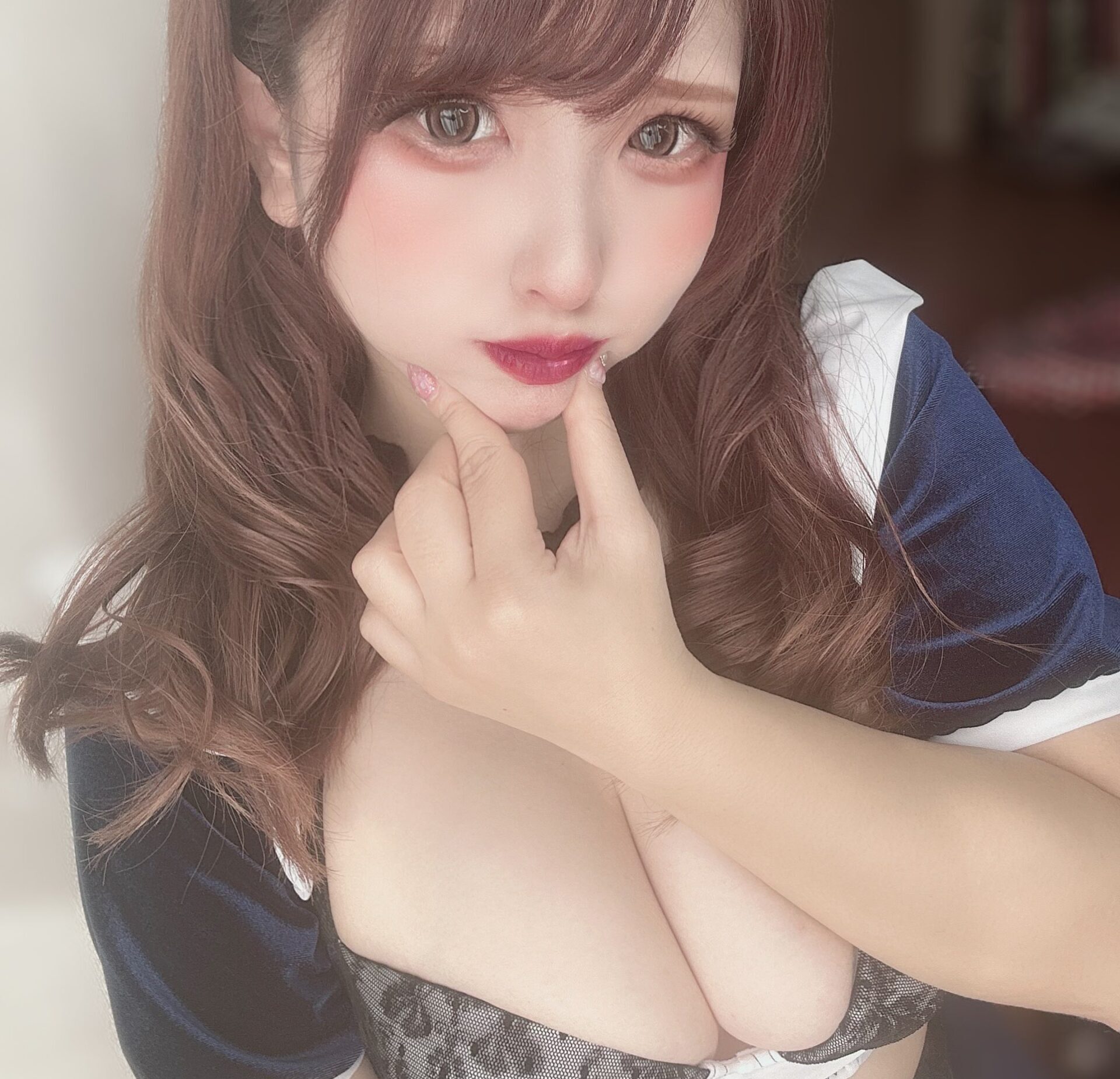 まなたすが「胸元の大きく開いたセクシー衣装」をXで公開