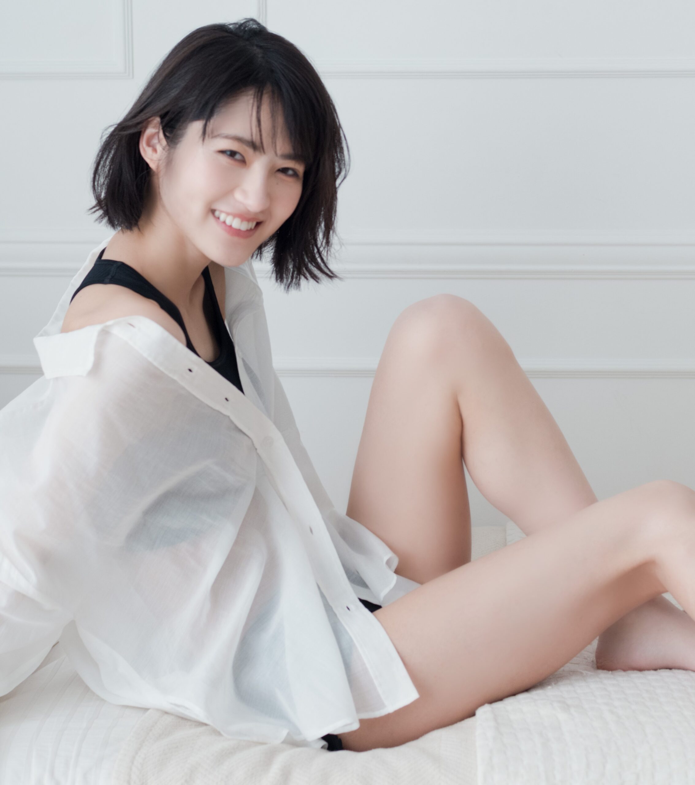 「はだけた白シャツ」から覗く美肌にドキッ！若月佑美の1stフォトエッセイからアザーカットが公開