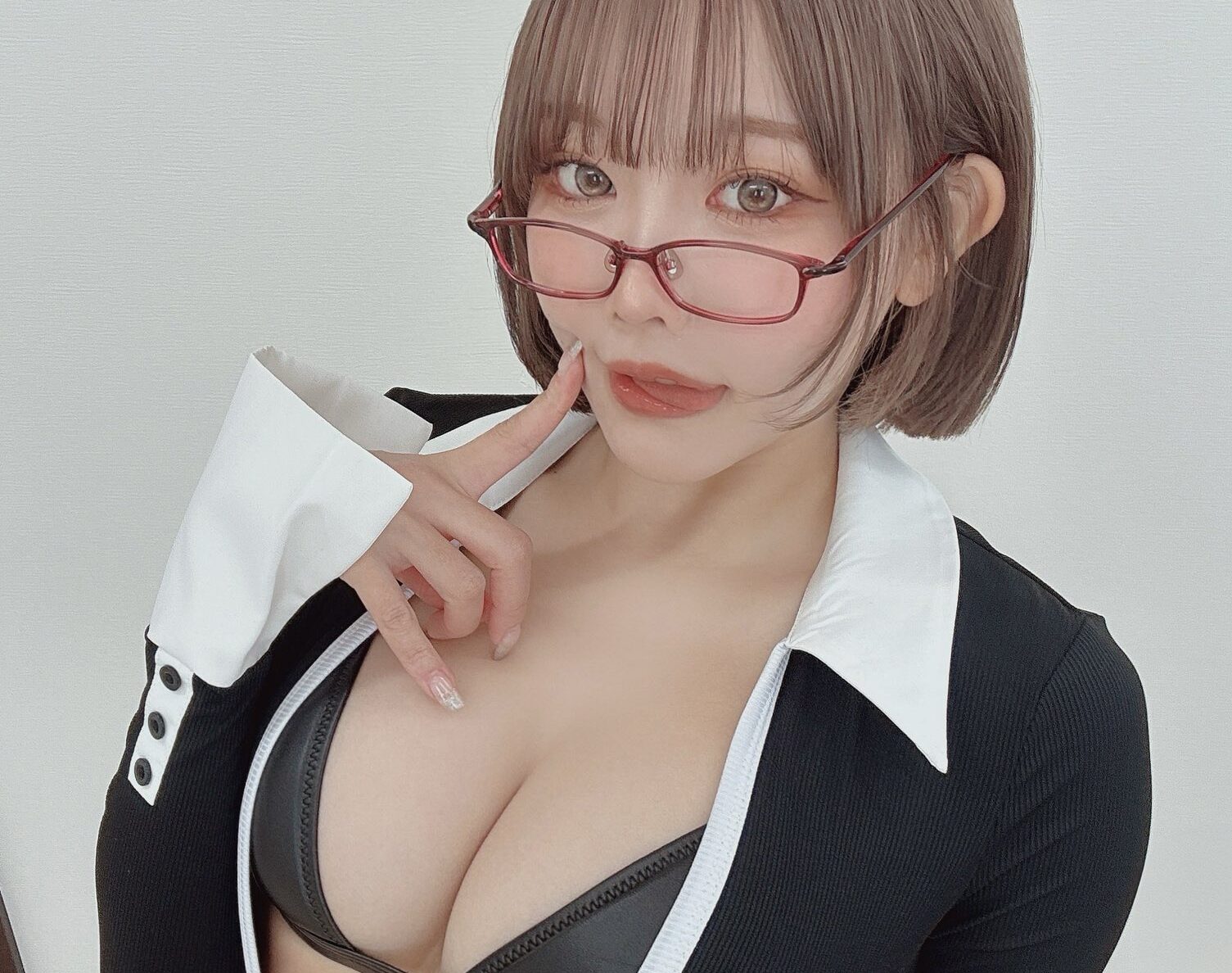 りなしぃが「ハイレグ」際立つ“セクシーなメガネ姿”をXで公開