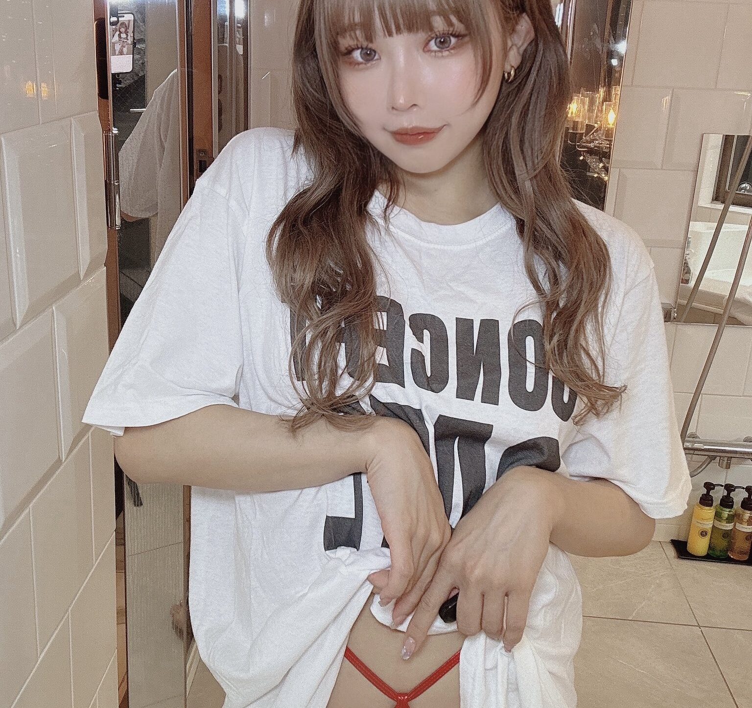 「Tシャツの下、気になる？」りなしぃが“過激な下着姿”をXで公開