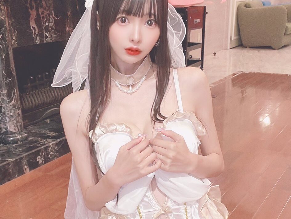 東堂ともがセクシーでかわいい「ウェディングドレス風ショット」をXで公開