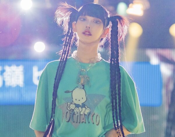 令和のバズ女王「高嶺ヒナ」サンリオコラボ衣装でランウェイを歩く！Tシャツ×パンツスタイルで会場に花を咲かせる