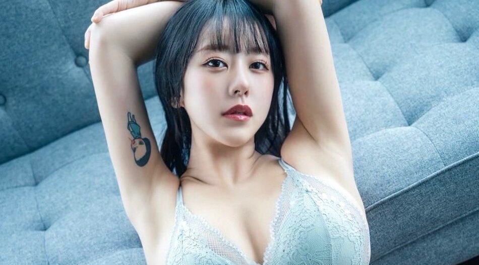 音羽美奈（みなぽち）がランジェリー姿で「大胆な開脚ポーズ」を