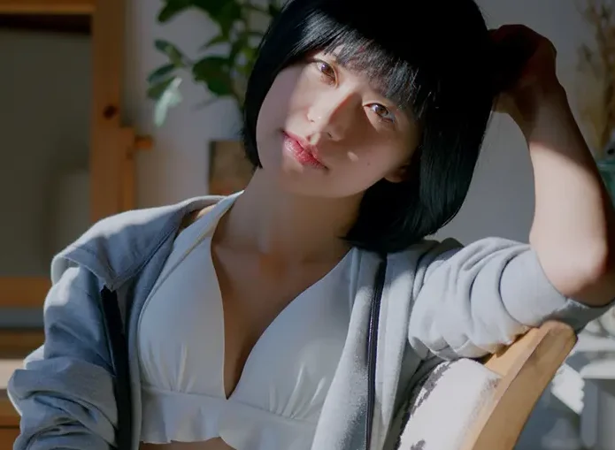 女の色気があふれる「水着姿」を披露!朱華が出演する動画がYouTubeで公開