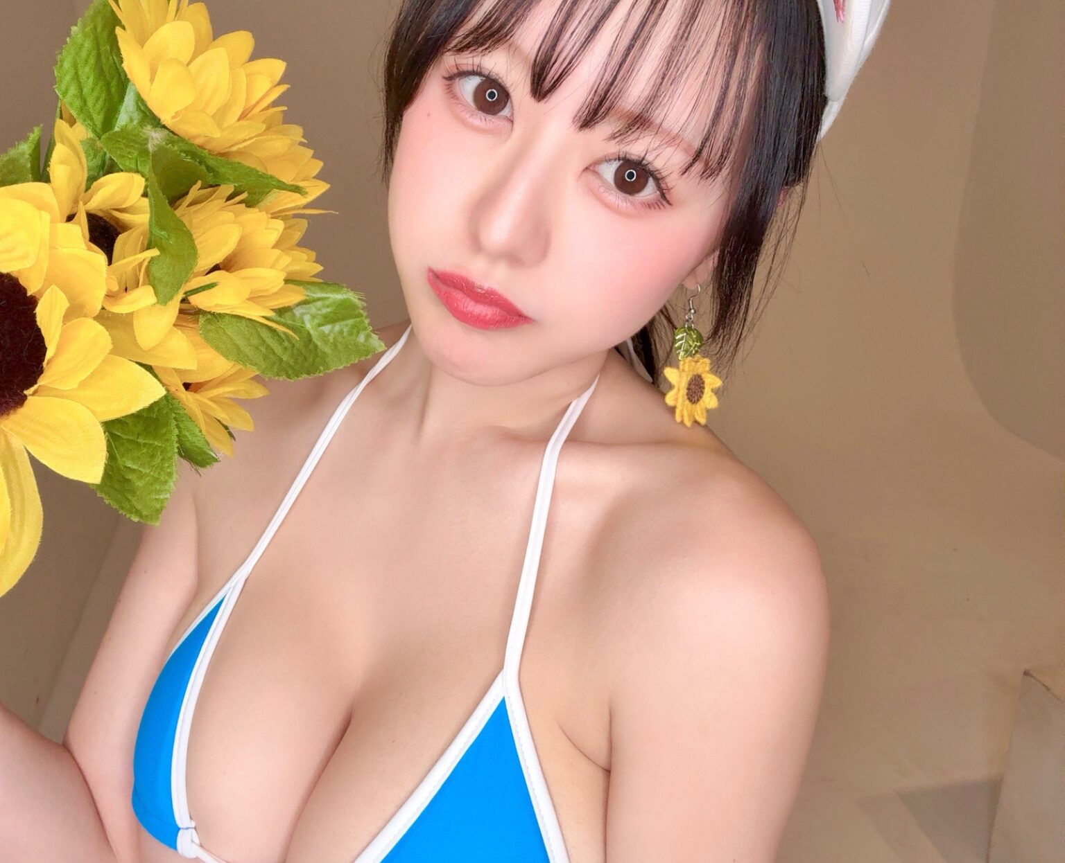 音羽美奈（みなぽち）が「下乳のぞく三角ビキニ姿」をXで公開