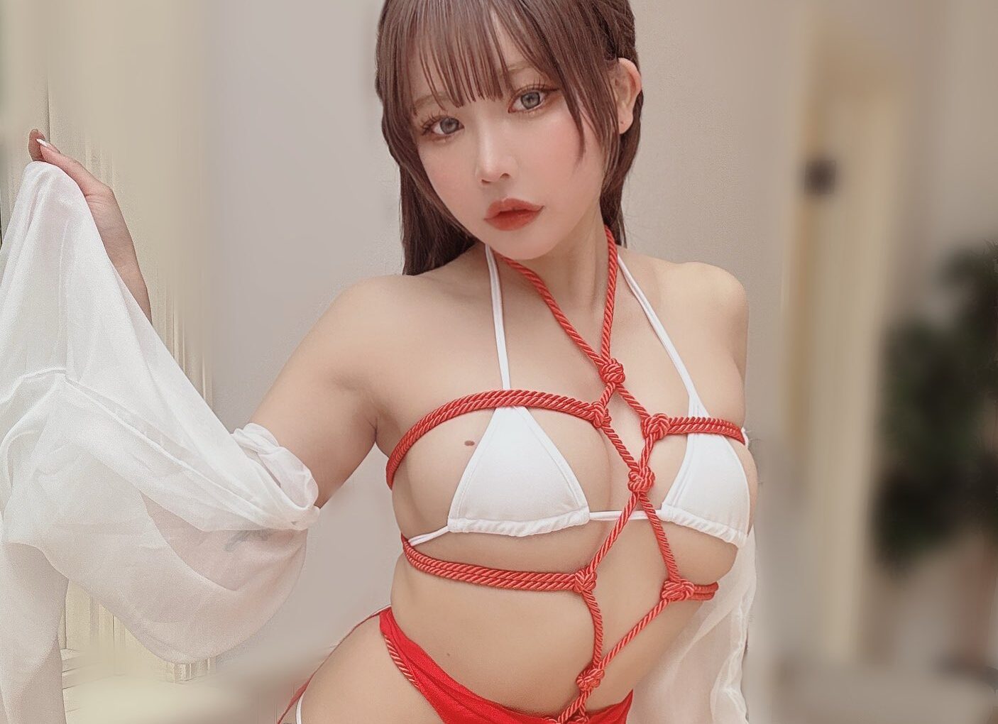 りなしぃが「際どい緊縛巫女ショット」をXで公開！　「いいね」は3700件超え