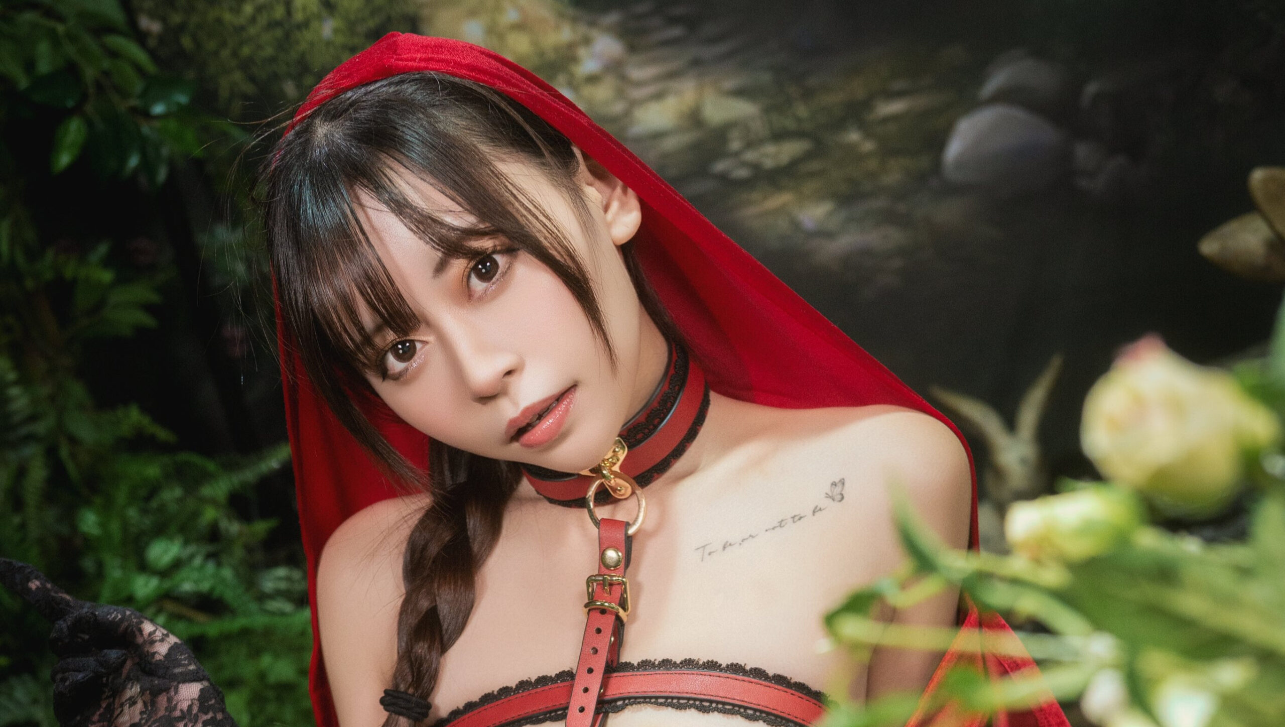 双葉りせが「露出度の高い」赤ずきんのコスプレショットをXで公開