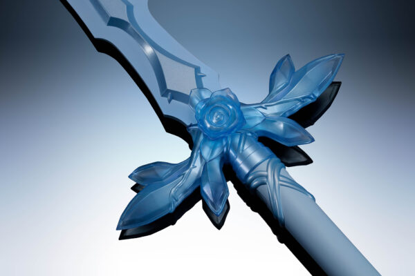 『SAO アリシゼーション WoU』より「ユージオ」の振るう「青薔薇の剣」が約1/1サイズで登場!