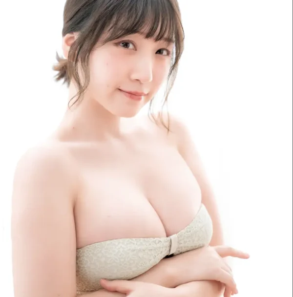 「黒を基調にした水着」でロックにキメる姿がラブリー!伊織もえが少年誌の表紙&巻頭グラビアに登場