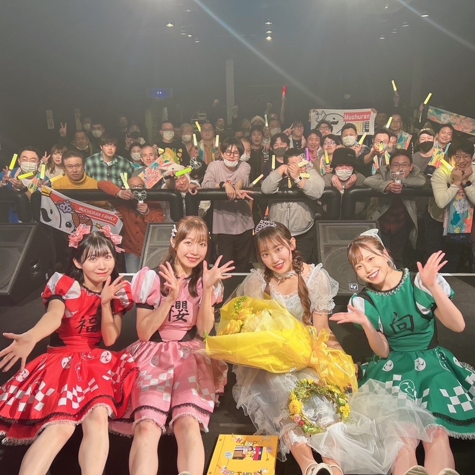 4人組アイドル「けっぱって東北」が成田柊里の“生誕公演”を開催　出身地むつ市から「ムチュランⅠ世」も祝福に駆け付ける！