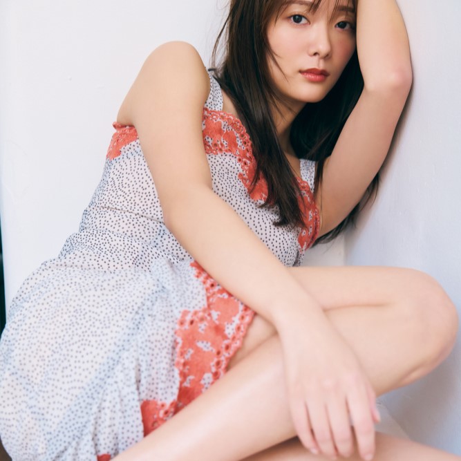 「太もも美脚」あらわなドレス姿に目が釘付け！田村保乃の「2nd写真集」から先行カットが公開