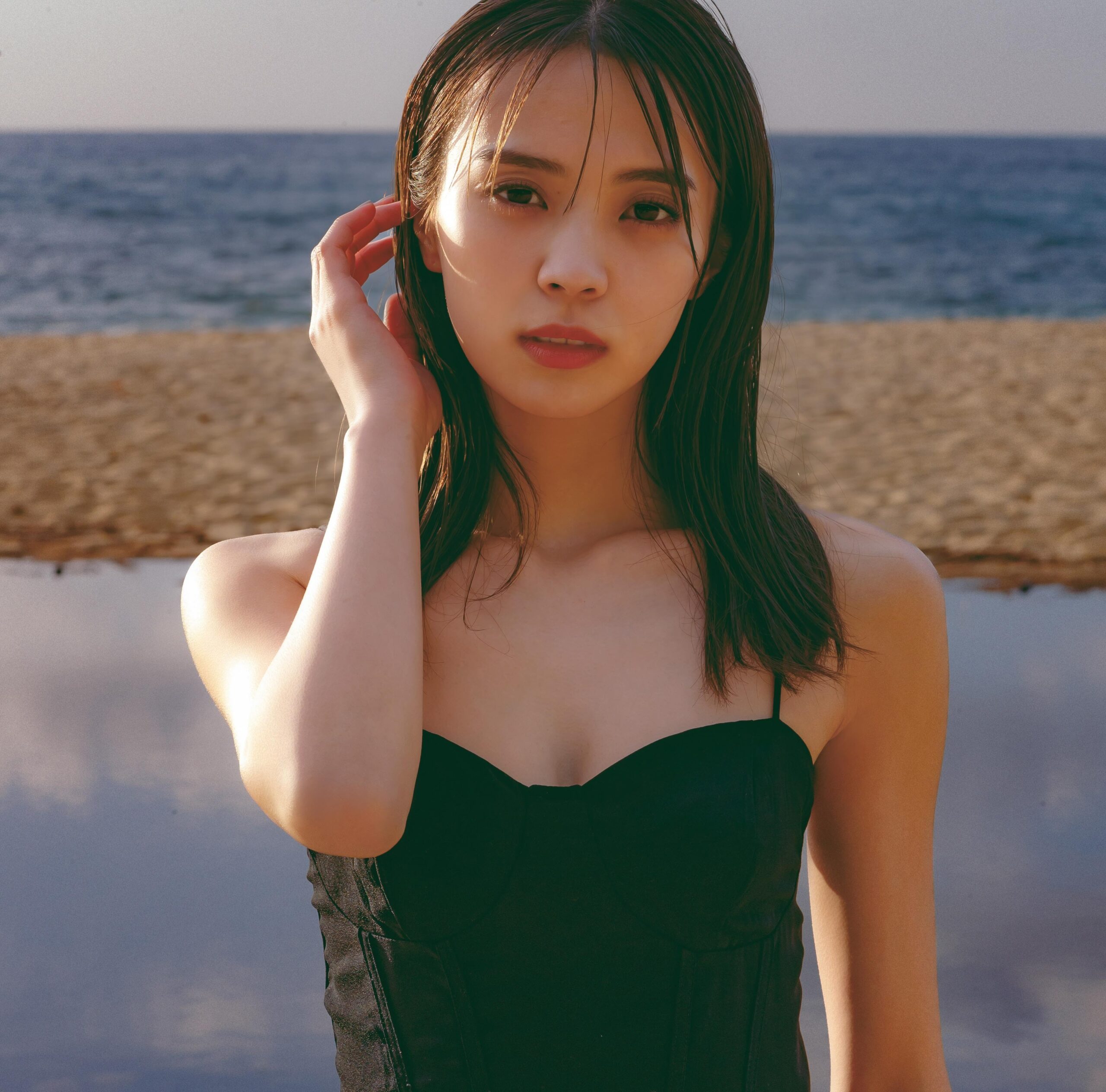 華奢な肩紐のキャミソールドレスにドキッ!櫻坂46・小林由依の2nd写真集から先行カットが公開!