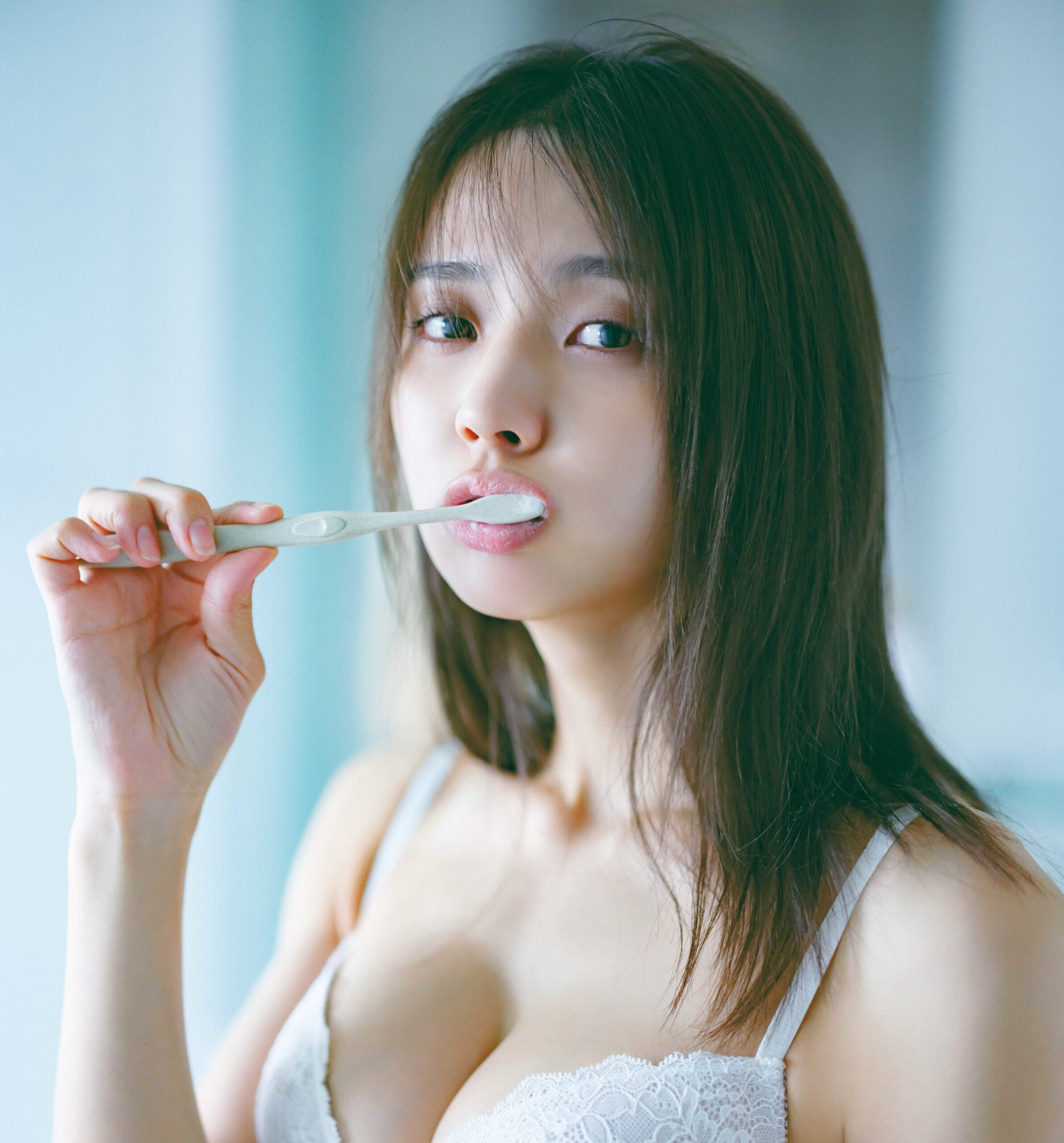 下着姿で歯磨きする姿にドキッ！櫻坂46・⼩林由依 2nd写真集より“天使の寝起き”カットが到着！