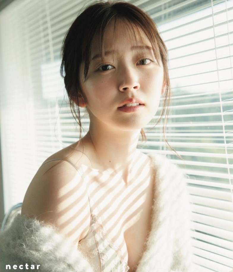 ランジェリー姿やすっぴんで寝起きカットも！鈴木愛理デビュー20周年記念写真集より誌面カットが到着！