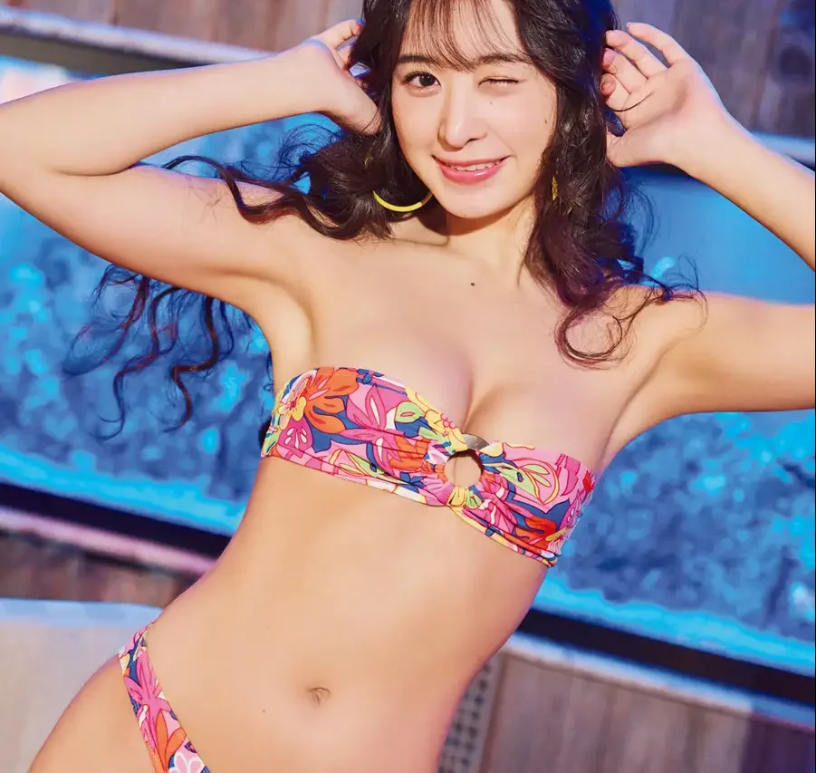赤い小さめの「水着」でぴちぴちな姿を披露!真島なおみが週刊誌のグラビアページに登場