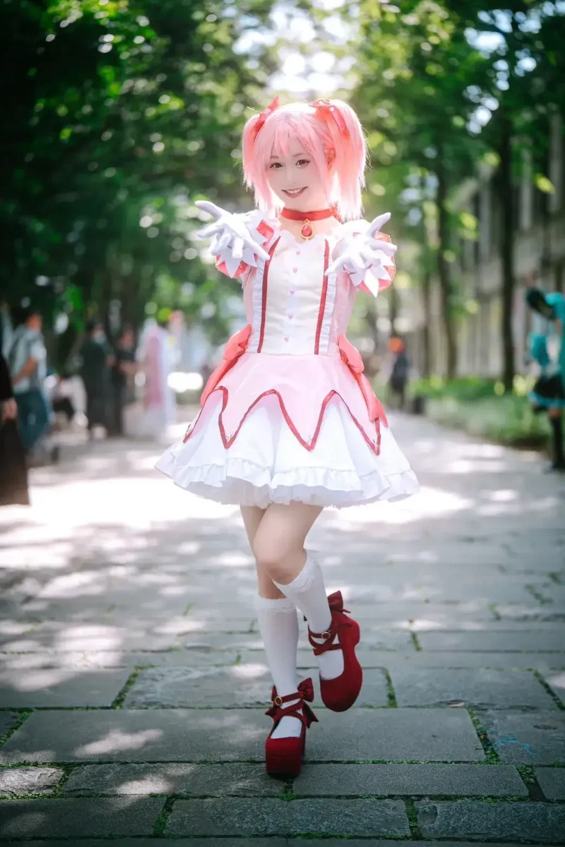 鹿目まどかのコスプレをする山崎玲奈さん（事務所提供写真）