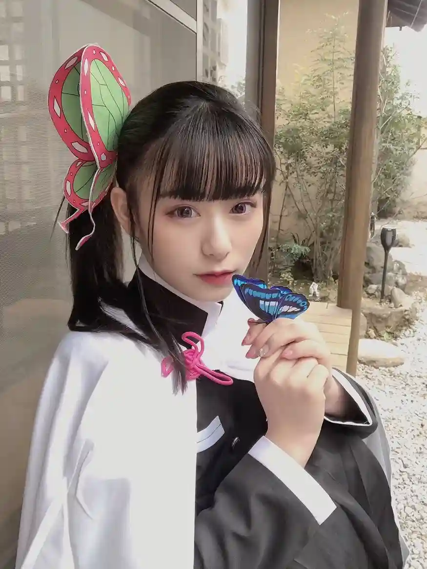 栗花落カナヲのコスプレをする山崎玲奈さん（事務所提供写真）