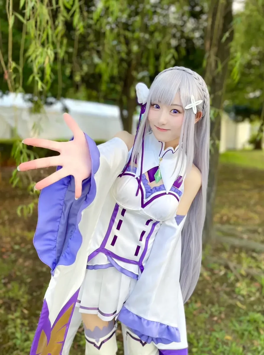 エミリアのコスプレをする山崎玲奈さん（事務所提供写真）