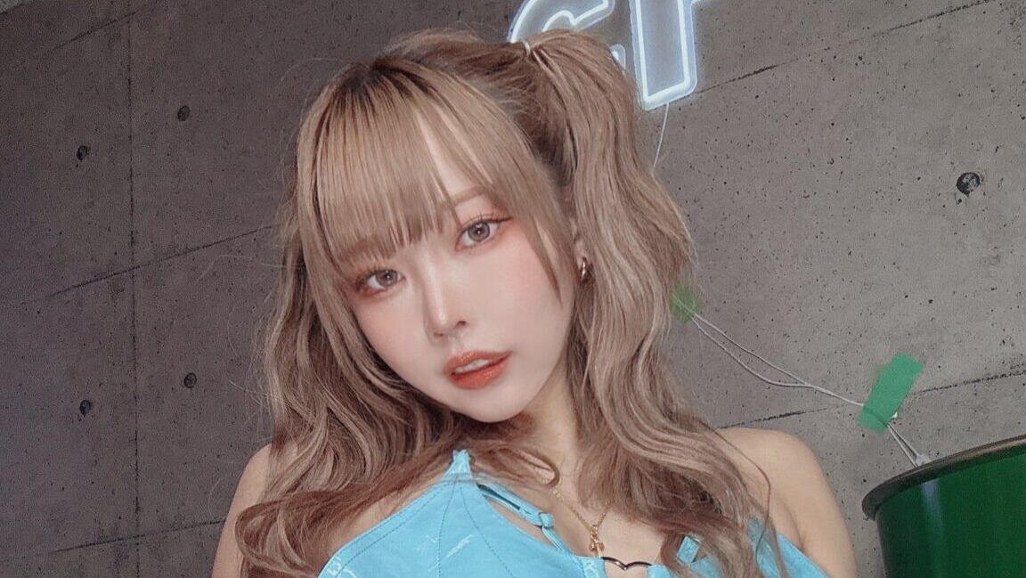 「誘惑お姉さん♡」　りなしぃが“見えそうで見えない衣装姿”をXで公開