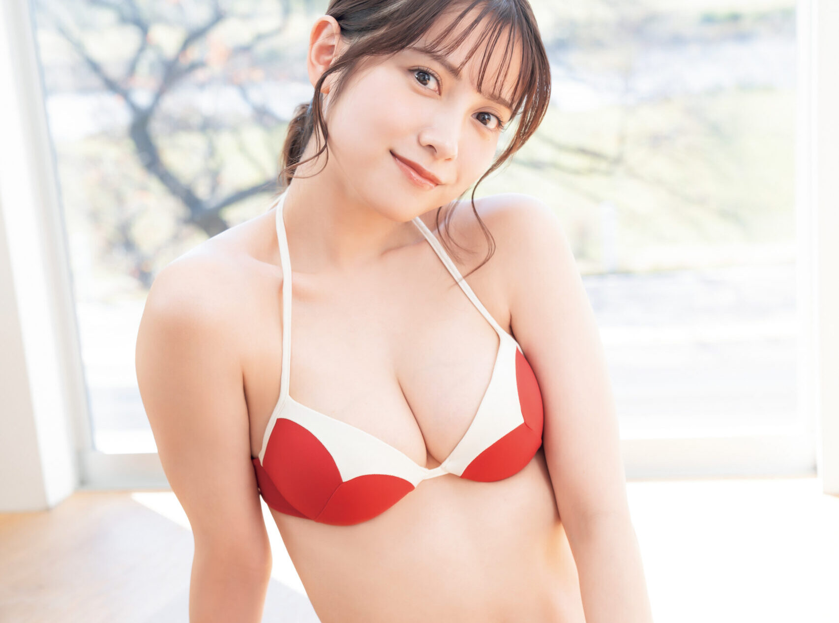 「ハートの水着」で悩殺ポーズ！桃月なしこが雑誌の表紙と巻頭グラビアに登場