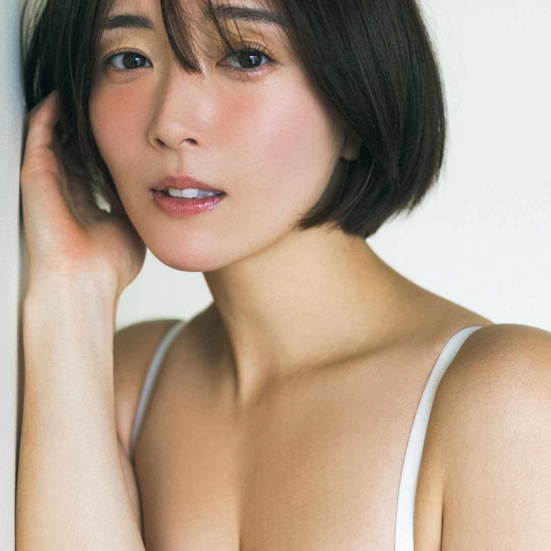 「美尻」あらわな“四つん這いショット”が刺激的！園都が週刊誌のグラビアページに登場