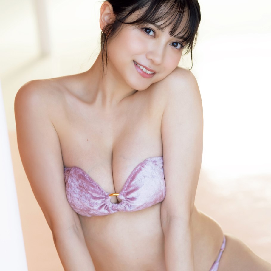 ベッドの上で「ストッキングを脱ぐ」セクシーカットも！桃月なしこが週刊誌の表紙と巻頭グラビアに登場