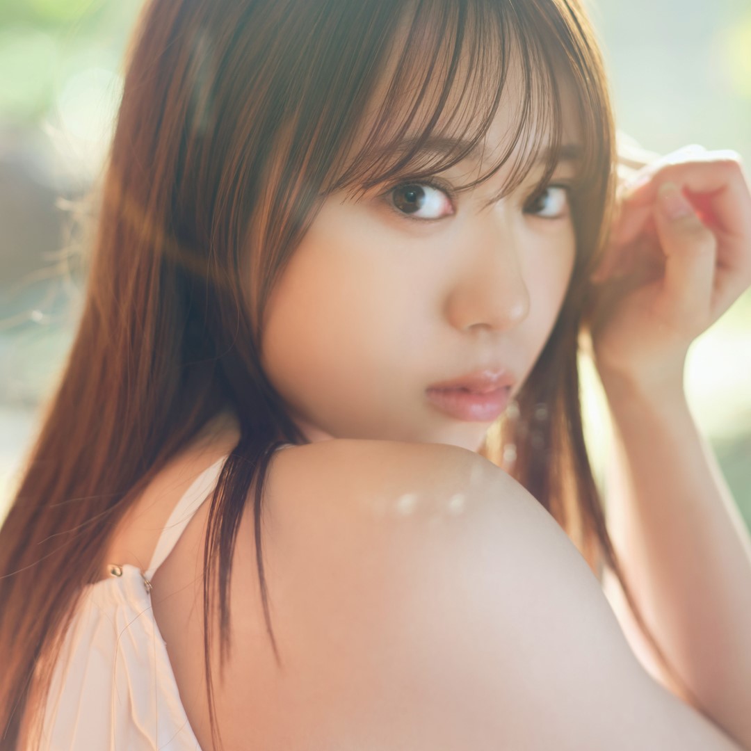 「輝く美肌」がたまらない！伊達さゆりが週刊誌の表紙と巻頭グラビアに登場