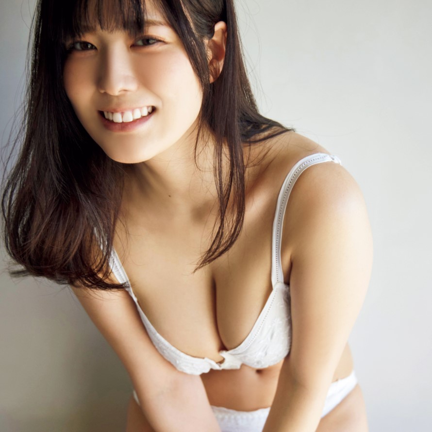 「胸の谷間」を強調したランジェリー姿にドキッ！東雲うみが週刊誌の表紙と巻頭グラビアに登場