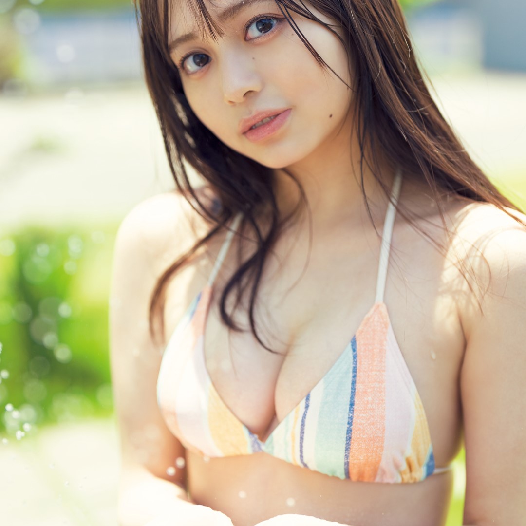 女の魅力あふれる「ビキニ姿」を披露！蓬莱舞が週刊誌の表紙と巻頭グラビアに登場