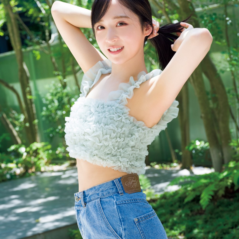 スラリと伸びた「美脚」に目が釘付け！AKB48・小栗有以が週刊誌の表紙と巻頭グラビアに登場