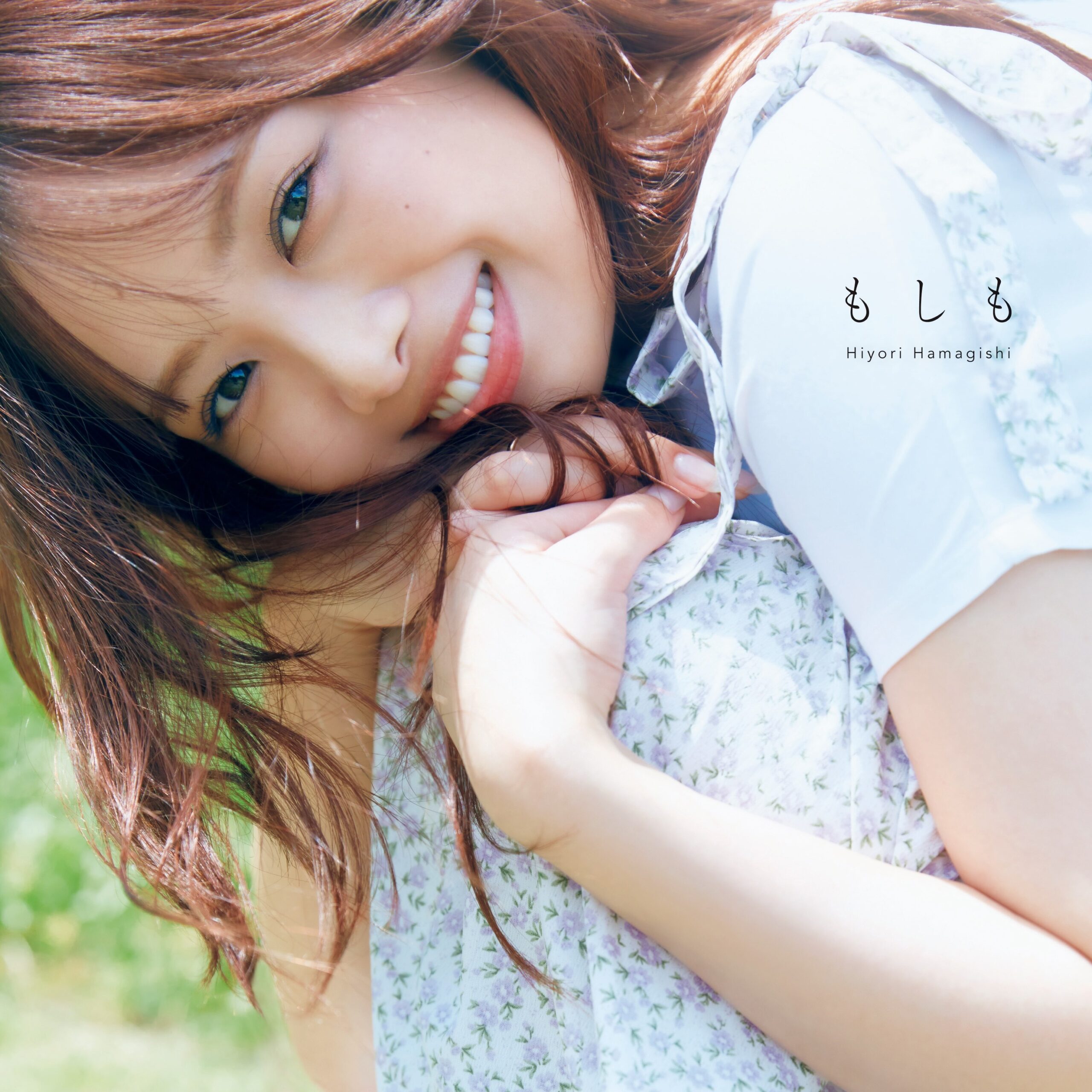 彼女感満載の「カワイイ笑顔」にトキメキ！日向坂46・濱岸ひよりの1st写真集から「4種の表紙カット」が公開