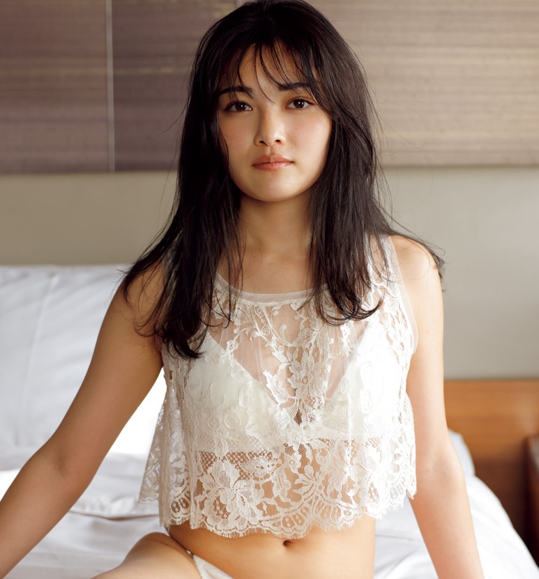 バスルームで見せる「濡れた水着姿」にドキッ!井上咲楽が週刊誌の表紙と巻頭グラビアに登場
