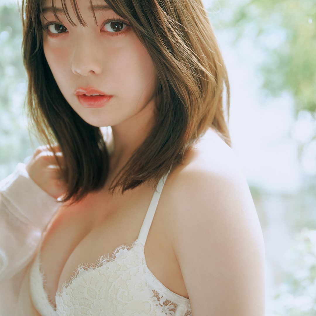 ランジェリー姿で「美尻」を見せるカットも！塩見きらが週刊誌のグラビアページに登場