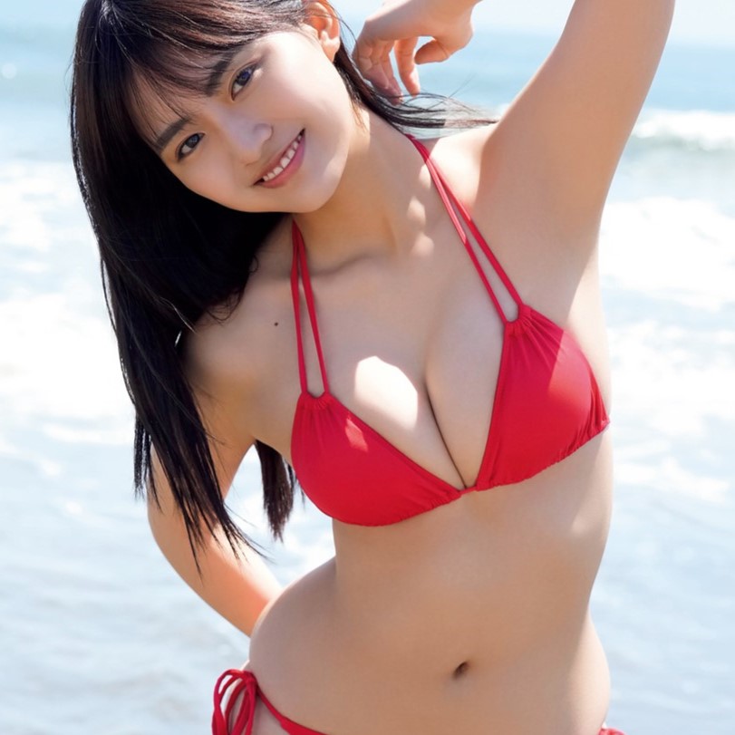 赤いビキニ姿で「メリハリボディ」を大胆に披露！豊田ルナが週刊誌のグラビアページに登場