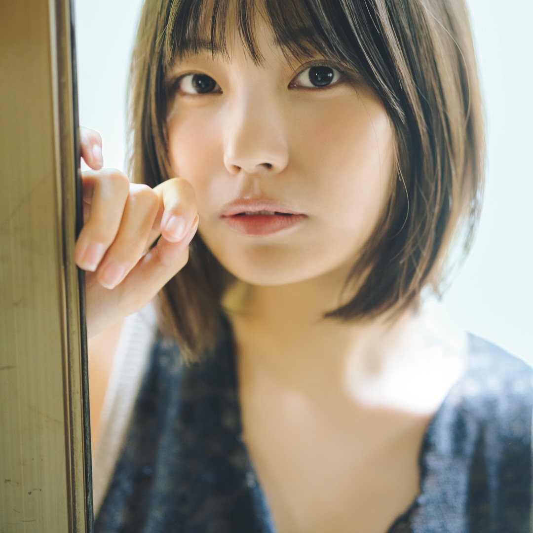 温泉宿で「キュートな浴衣姿」や「可憐なワンピ姿」に！乃木坂46・中西アルノが週刊誌のグラビアページに登場