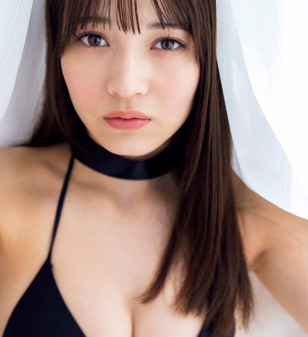 シャワールームで「濡れた水着姿」を色っぽく披露!黒嵜菜々子が週刊誌のグラビアページに登場