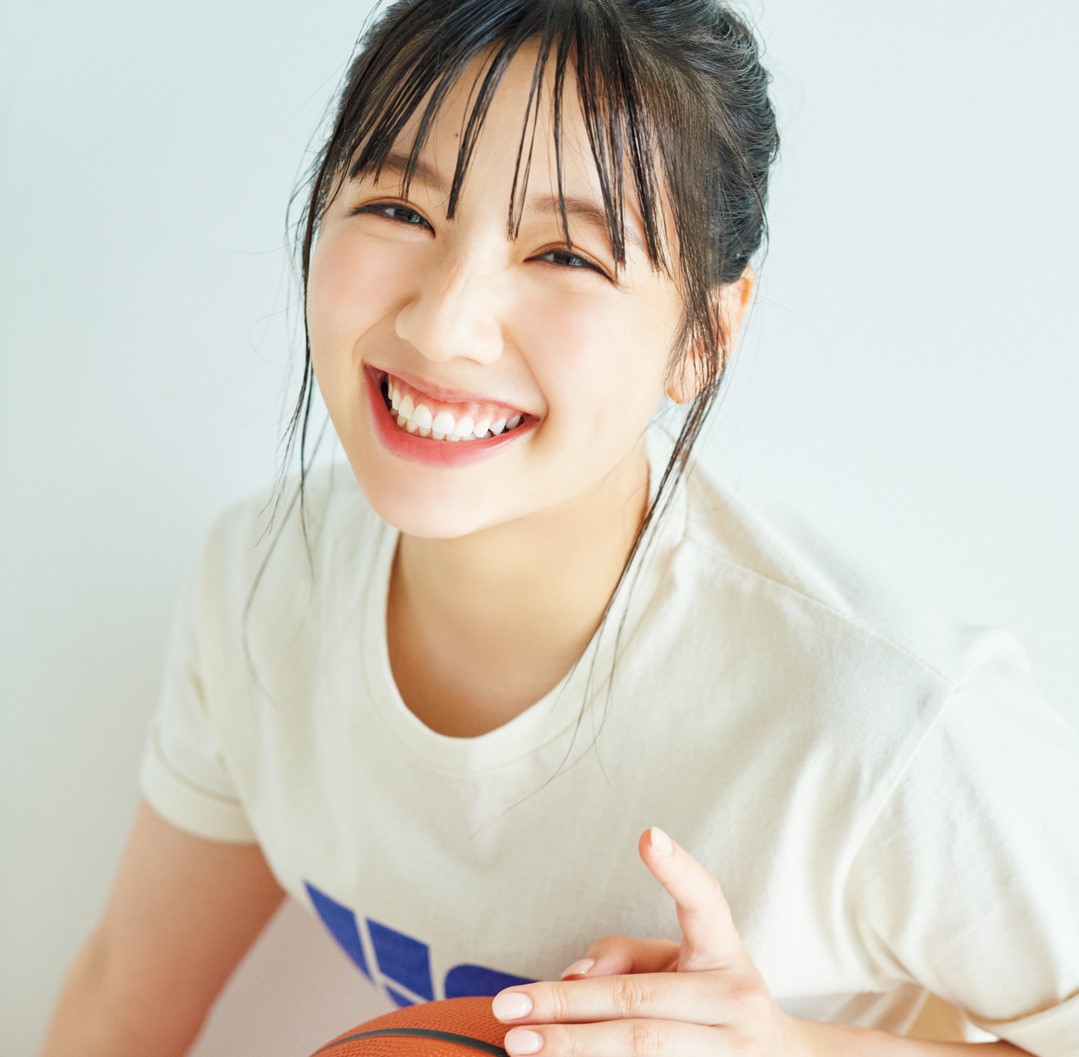 夏らしい服装で「ベッドに寝転ぶ」姿がカワイイ！元・日向坂46の渡邉美穂が週刊誌のグラビアページに登場